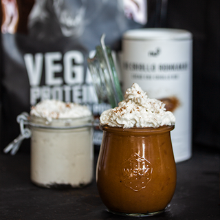 Yogurt al cioccolato con crema al cocco Yogurt al cioccolato con crema al cocco