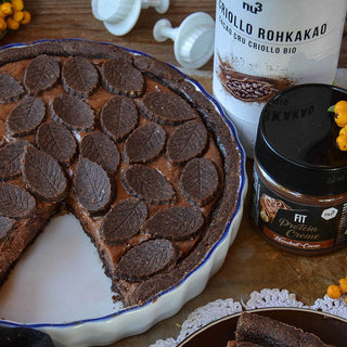Crostata al cacao ripiena di crema al cioccolato Crostata al cacao ripiena di crema al cioccolato