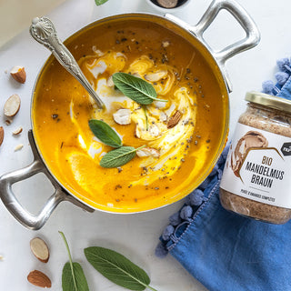 Zuppa di zucca con mandorle e cocco Zuppa di zucca con mandorle e cocco