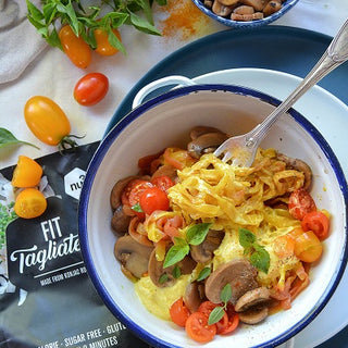 Tagliatelle con salsa di curcuma, funghi e pomodorini Tagliatelle con salsa di curcuma, funghi e pomodorini