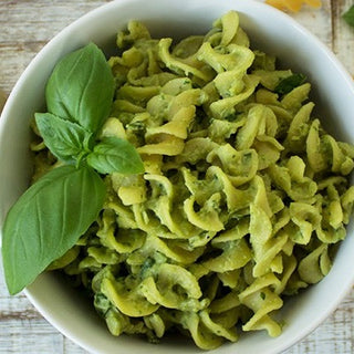 Pasta con pesto di avocado vegano Pasta con pesto di avocado vegano