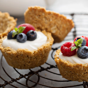 Cestini di granola con yogurt e frutti rossi Cestini di granola con yogurt e frutti rossi