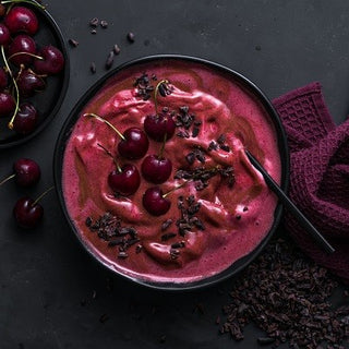 Smoothie bowl di ciliegie e cioccolato Smoothie bowl di ciliegie e cioccolato