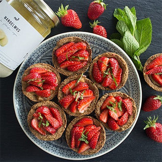 Crostatine con crema di mandorle e fragole Crostatine con crema di mandorle e fragole