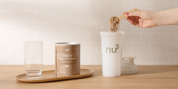 Frullato proteico vegano bio al cioccolato e uno shaker