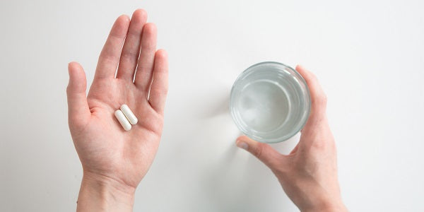 Assumere due capsule con acqua