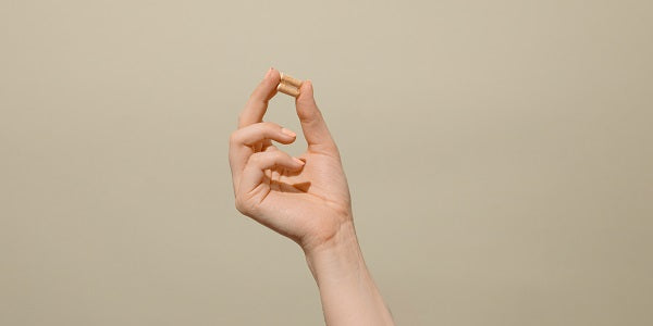 Donna con in mano capsule di ashwagandha nu3