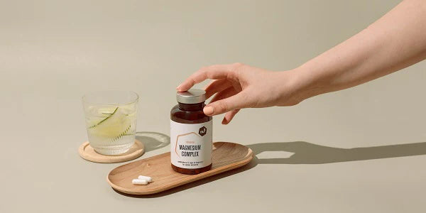 Magnesio nu3 con un bicchiere d'acqua