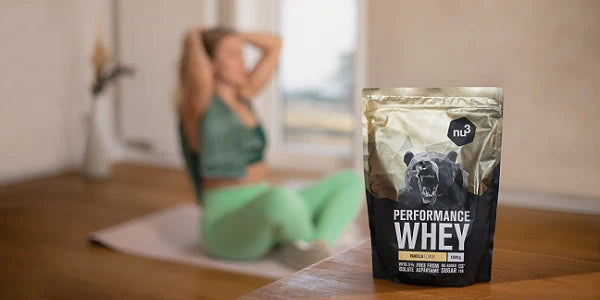 Donna sportiva con proteine whey