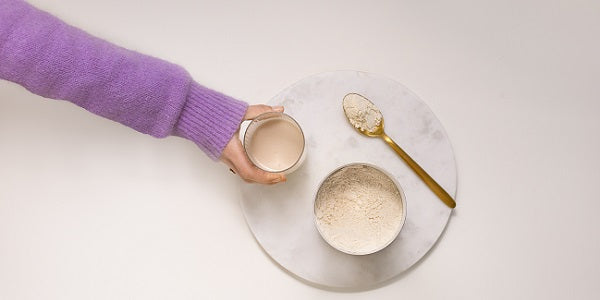 Shake finito nel bicchiere accanto alla lattina aperta