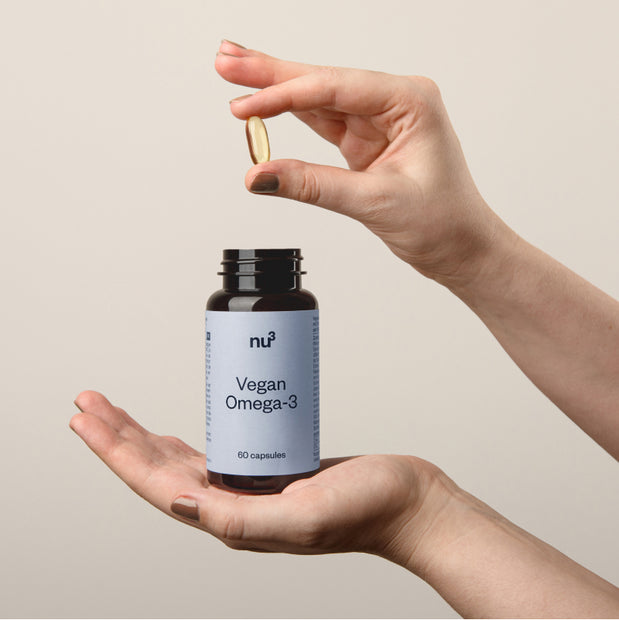 nu3 Omega-3 vegan in una mano