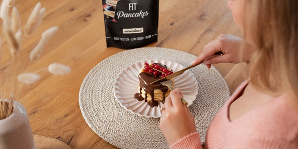 Donna mangia una porzione di Fit pancake