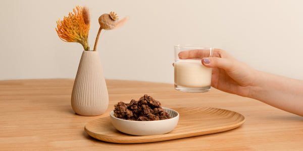 nu3 Fit Protein Crossies, fiori secchi e un bicchiere di latte
