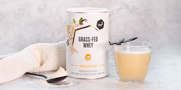 Barattolo nu3 Grass-fed whey vaniglia e frullato pronto nel bicchiere