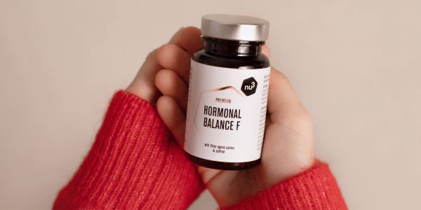 nu3 Hormonal Balance F nelle mani
