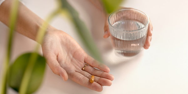 Capsula di curcuma in mano