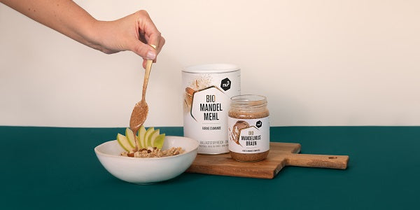 La crema di mandorle di nu3, ricca di proteine, viene mescolata al porridge