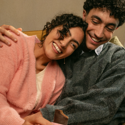 Due persone che si abbracciano