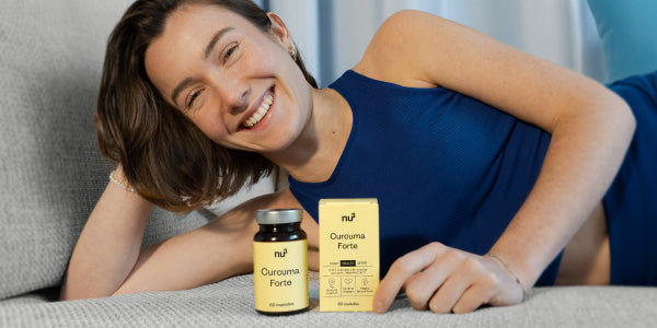 Donna con curcuma forte nu3 sul divano