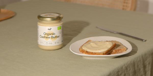 Crema spalmabile di anacardi sul pane