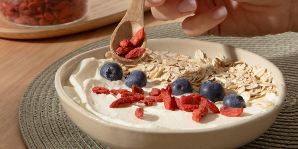 Bacche di goji sullo yogurt