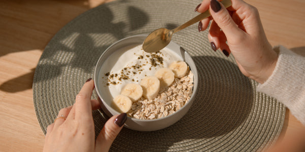 Bowl di yogurt con proteine di canapa, banana e musli