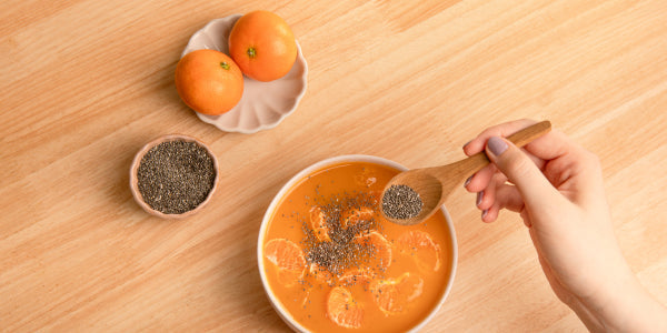 Ciotola di semi di chia con arance