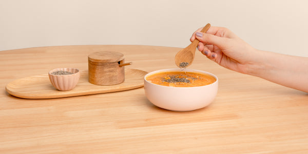 Semi di chia in una ciotola con frutta