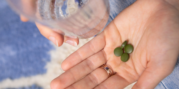 Compresse di spirulina in mano