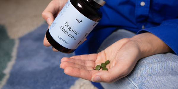 Confezione di spirulina in una mano