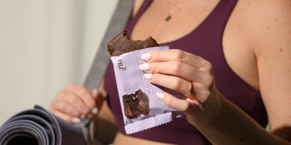 Sportiva con il Fit brownie proteico vegano nu3