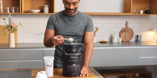 Uomo con Performance Whey