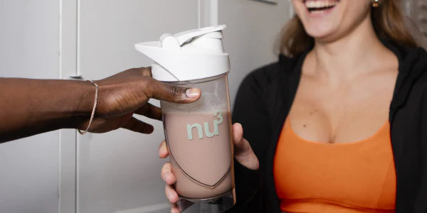 Frullato al cioccolato nello shaker