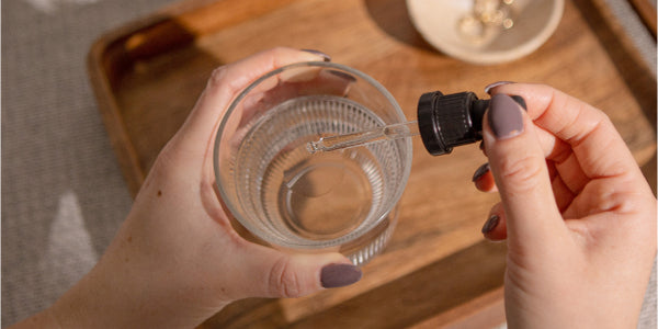 Pipetta di vitamina D in acqua