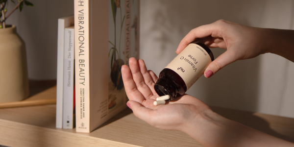 Capsule di vitamina C forte su una mano