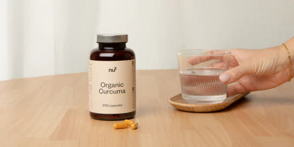 Assumere capsule di curcuma con acqua