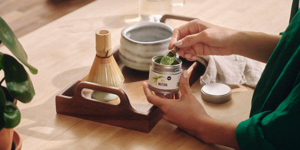 Donna che prepara la cerimonia del matcha