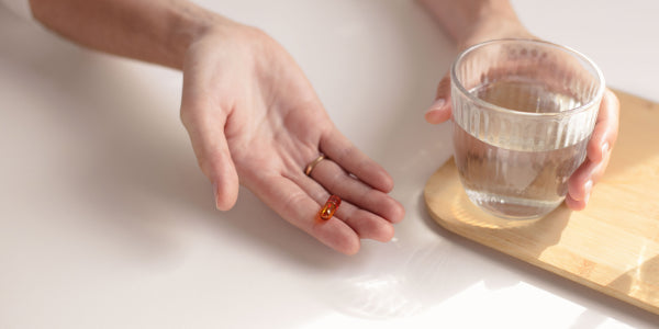 Donna con capsula in mano