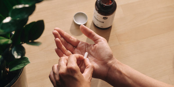 nu3 Capsula di magnesio sulle mani