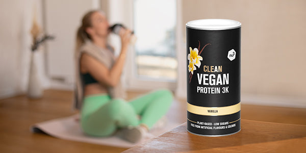 nu3 Clean Vegan 3K e donna sportiva sullo sfondo