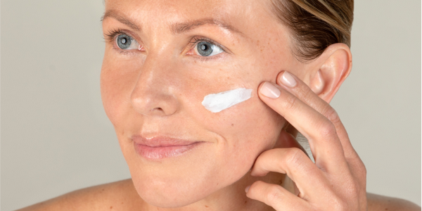 Donna con una bella pelle e la crema SKINTIST Hydro