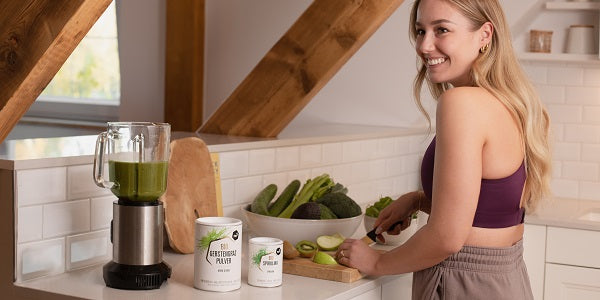 Donna con supergreens e clorella biologica nu3