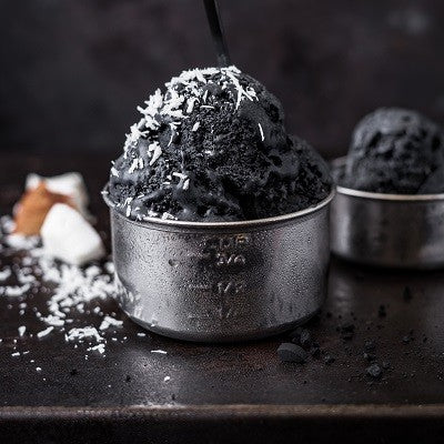 Gelato nero alla vaniglia con carbone attivo