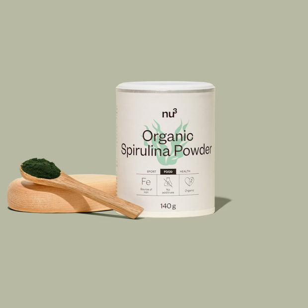 Donna prepara uno smoothie con spirulina