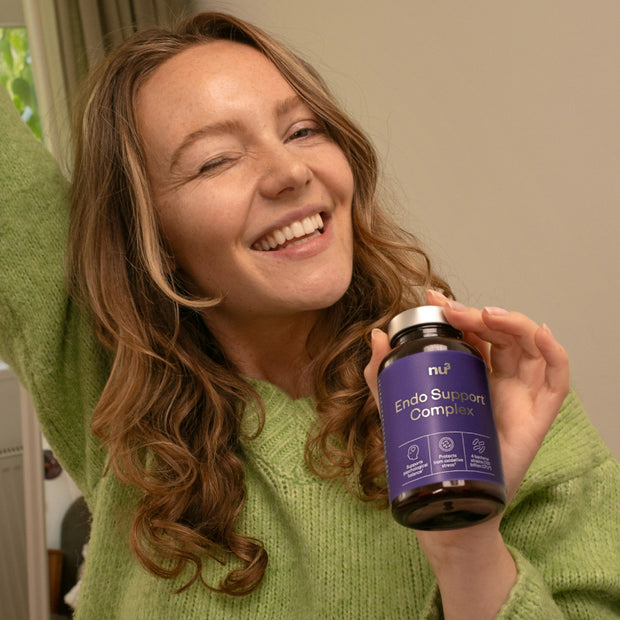 Donna felice a letto