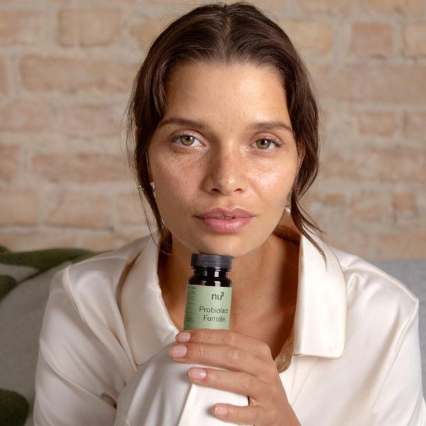 Donna con capsule Probiolact Female