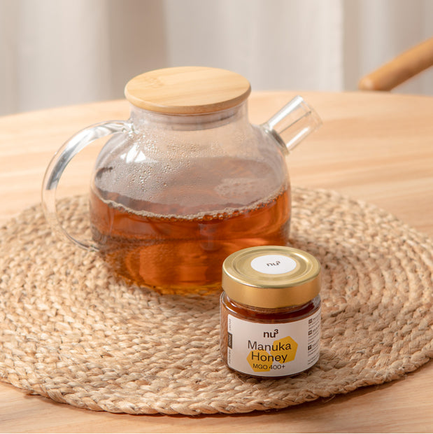 Manuka e teiera con tè