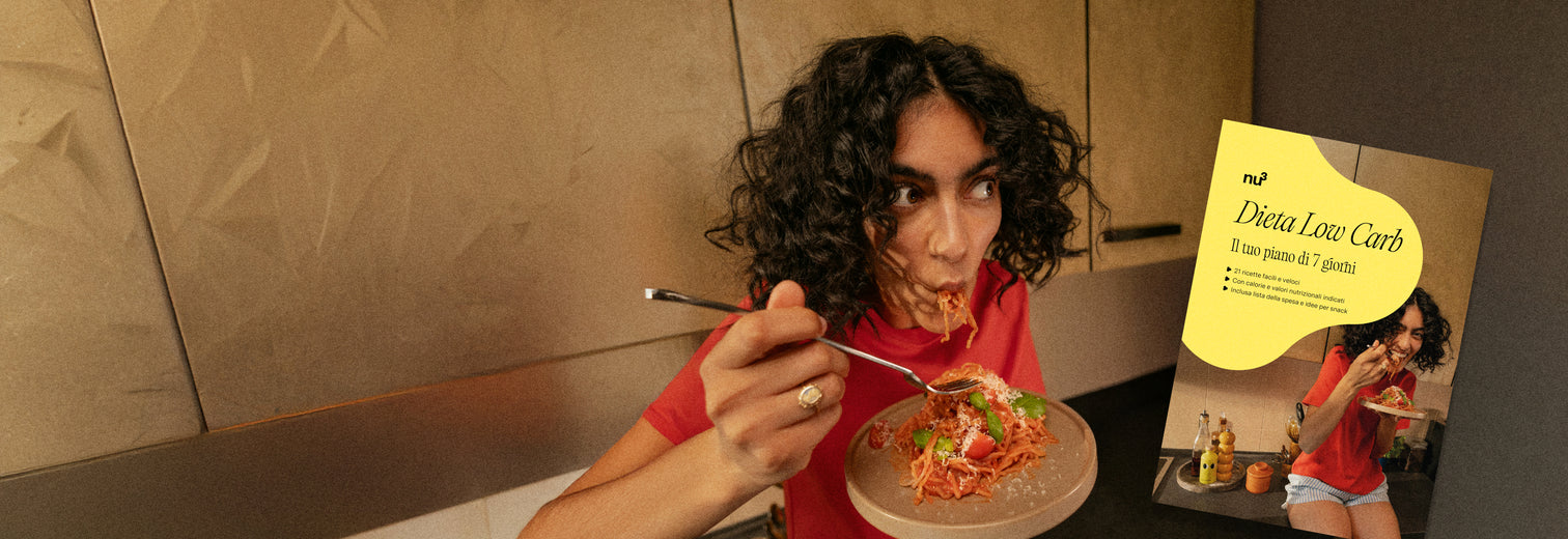 Donna che mangia la pasta