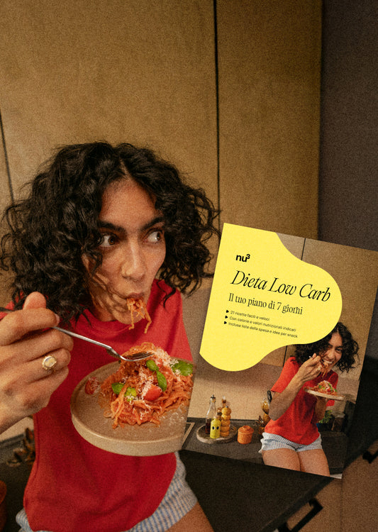 Donna che mangia la pasta