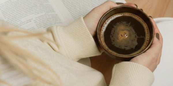 Mani che reggono una tazza di nu3 Focus Mushroom Coffee